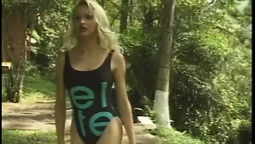 Erotik travesti azgın delikanlının yarağını emiyor ve partnerinin götünü sikiyor