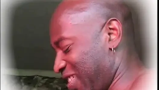 Güzel orta yaşlı seksi kadın iki canavar siyah ve beyaz yarakla sikiliyor ve ağzına boşalıyor