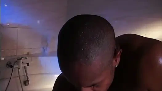 Bu Sürtük Orta Yaşlı Seksi Kadının Götünde Dev Bir Siyah Yarak