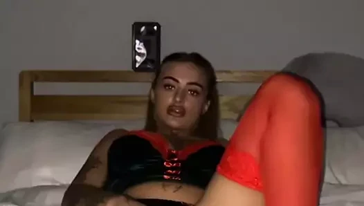 Büyük memeli gotik şeker sopayla sikişiyor