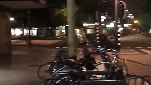 Siyah külotlu çorap ve yüksek topuklu ayakkabılarla yürümek