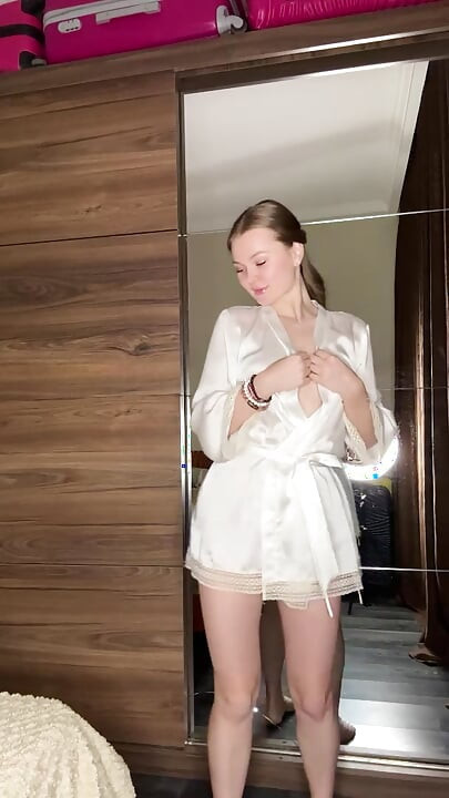 NickiLike videosu