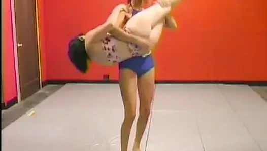 Şaşırtıcı Fransız kızlar güreş parkında dildo paylaşıyor