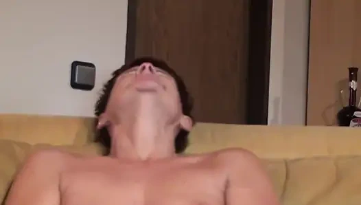 Kızıl saçlı Alman fahişe solo sahnede mastürbasyon yapıyor