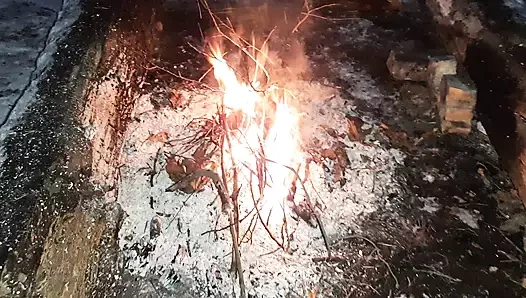 Ateşin yanındaki karanlık kış ormanında, kedimi aşağı ceketin altında yalıyor - lezbiyen-illüzyon