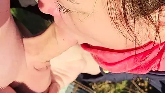 Berlin: rol yapma. Yürüyüş yaparken bir arkadaşının uzun yarağına oral seks