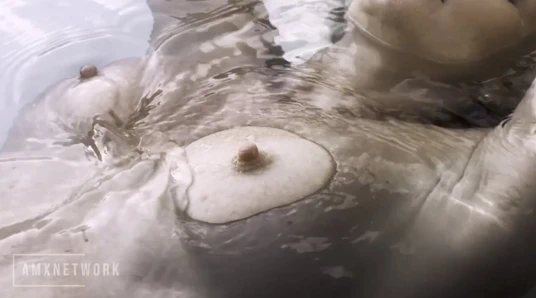 Avustralya'da yaramaz çıplak Hırvat modelle yüzme havuzu fotoğraf çekimi