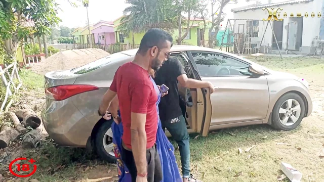 Hintli kız Tina şoförünün büyük yarağıyla sikiliyor