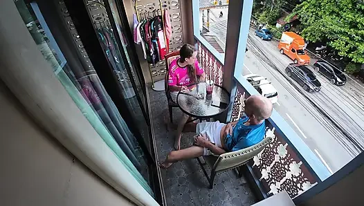 Herkesin içinde sigara içiyor ve her birine dokunuyor