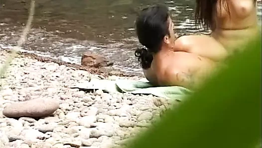 Süper ateşli Alman bebek plajda adamı memnun ediyor