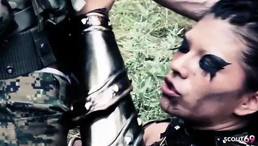 Büyük memeli cosplay orta yaşlı seksi kadın yoha açık havada kalın bir yarakla sikiliyor