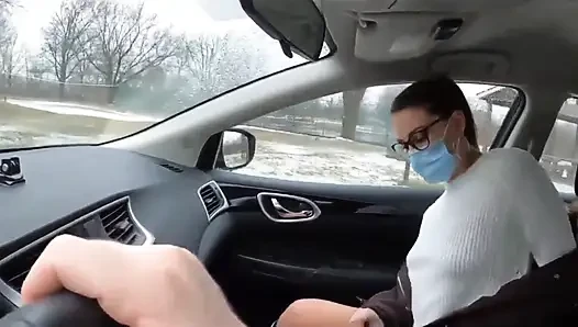 Ekose etekli genç kız kar yağışlı bir günde bir yabancıdan okula biniyor
