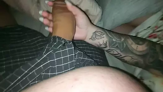 Üvey anne üvey oğlunun 9 inçlik büyük yarağını gördü ve ona elle muamele çekti