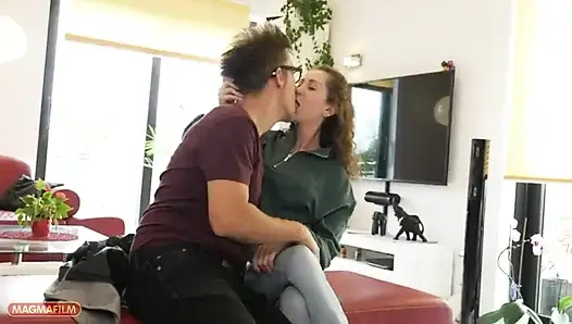 Conny sokakta doğal, sevimli bir genç kadın bulur