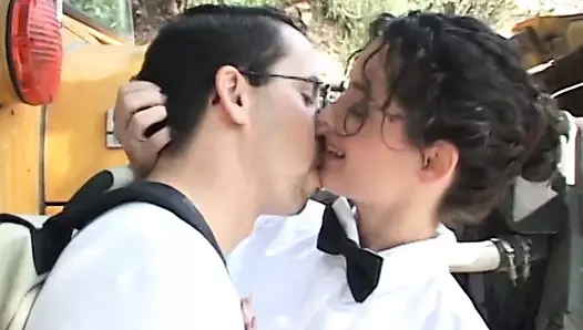 Öğretmen güzel dudaklarını genç bir delikanlının sert yarağının etrafına sarıyor ve sonra sikişiyor