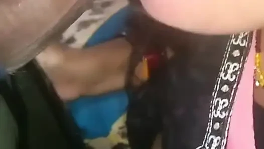 Karım tatmin edici bir sakso çekiyor
