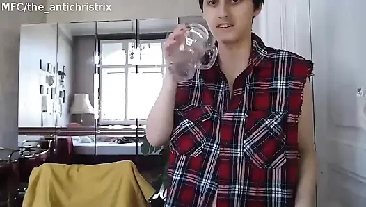 Ostara üstsüz yumurta sanatı ve travesti