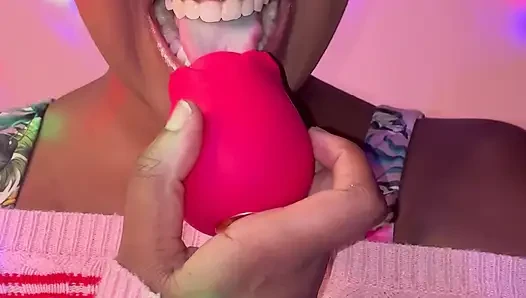 Yalnız zenci kız, kıllı amcık ve seks oyuncakları