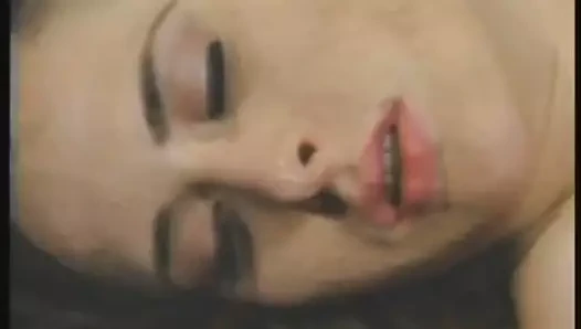 Muhteşem tatlı kız amını ve göt deliğine içeride iki kutup tarafından sikiliyor