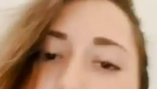 duşta deldi meme ucu ve traş KEDİ parmakları ile kız