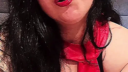 İtaatkârıma sıcak ve soğuk üflemeye çalışıyorum...