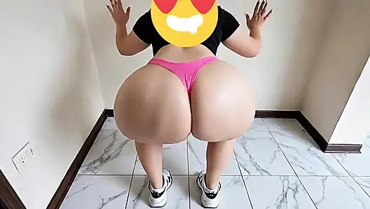 Büyük götlü kadın seksi bir şekilde sallıyor