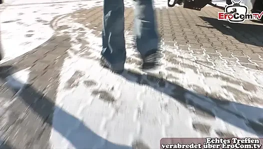 Yaşlı Alman ev hanımı sokakta seks hakkında soru sordu