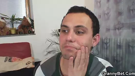 Yalnız 60 yaşında büyükanne bir yabancıyı memnun ediyor