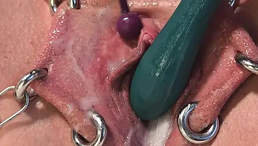 Goteando preñada en el orgasmo de mi coño perforado