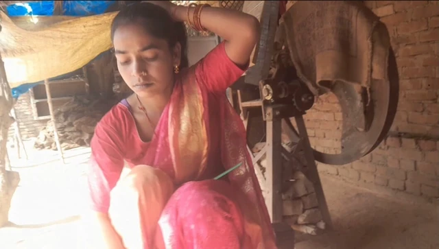 Oh evet güzel ve sevimli yenge ji ilk desi köylü tarzı mein girişi tam romantik görüntü