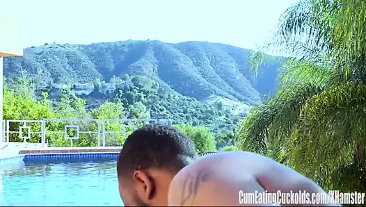 Sheena ryder gets ona kedi yemiş tarafından the havuz temizleyici