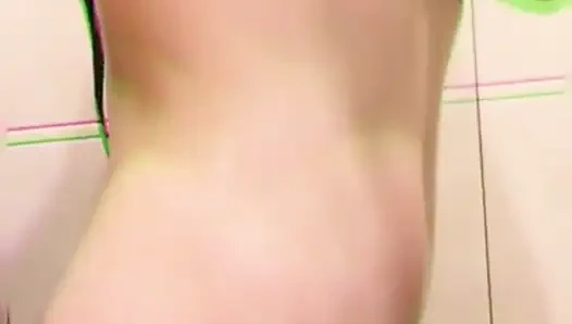 Orta yaşlı seksi kadın banyoda ıslak vajinasını okşuyor