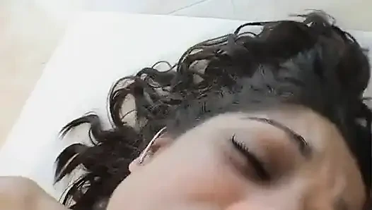 Missy Blue amını büyük yarakla dolduran minyon bir fahişe