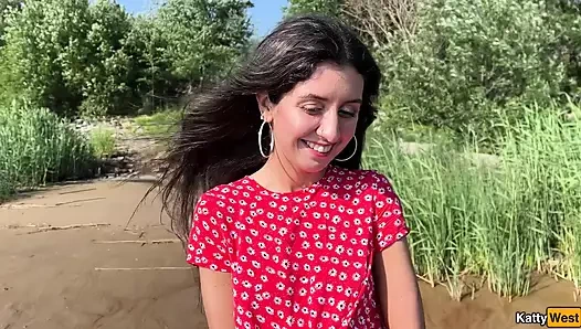 Sevimli bir üvey kız kardeşini amına boşalmak için doğaya çıkardı