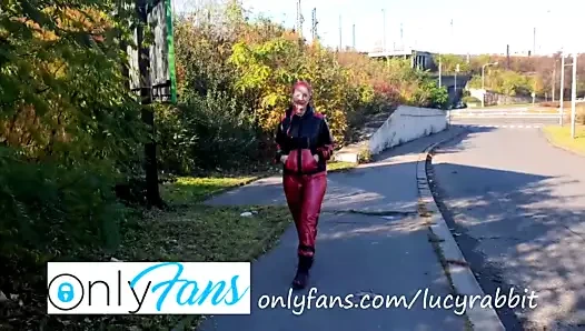 Lateks eşofmanla yürüyüşüme kim katılacak?