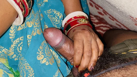 Hintli evli kadın gece hasband tarafından sikiliyor