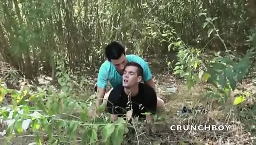 Seksi heteroseksüel meraklı eşcinsel ibne ile ormanda eğleniyor