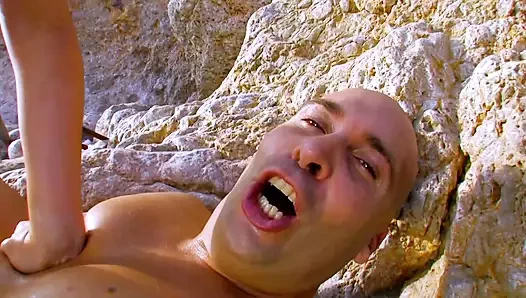 Ateşli sarışın hatun götüne yarak alıyor