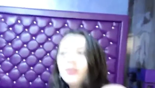 Sevimli webcam külotlu çorap kız ayaklarıyla oynuyor!