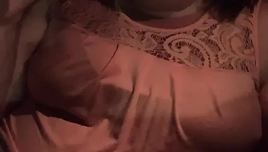 Kibritle sigara içiyor
