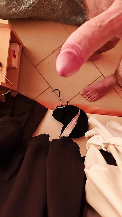 Bikinili orta yaşlı seksi kadın havuzdan sonra kamptaki genç adamı domaltarak davet ediyor