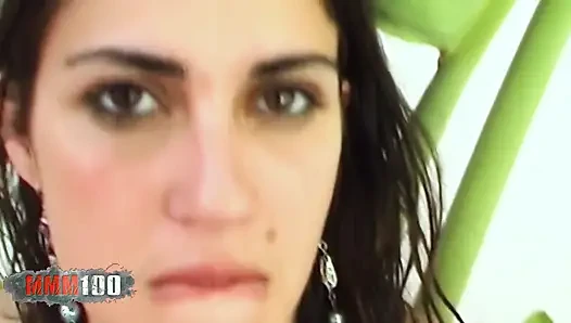 Kim Fransız esmer kim su ve dildoyla oynuyor