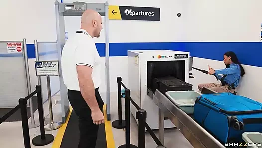 İşini emiyor ve onunla da sikişiyor! Ameena Green – Brazzers