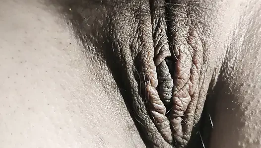 Genç kız yatak odasında tek başına amcık