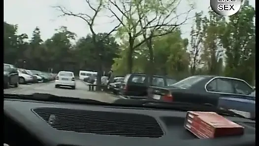 Edepsiz Alman sarışın vücudunu gösteriyor
