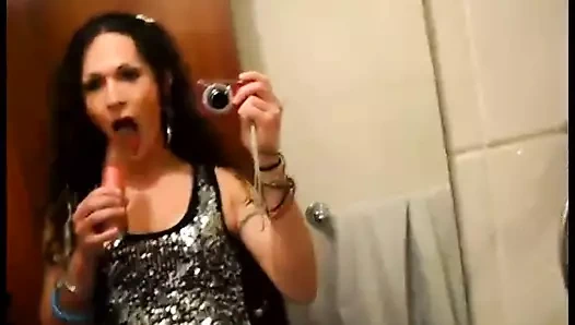 Nikki ladyboys emme bir yapay penis