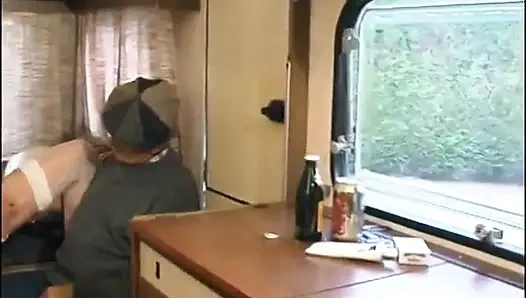 Sapık bir dede taşaklarını fahişenin otobüsünden çıkarmaya geliyor.