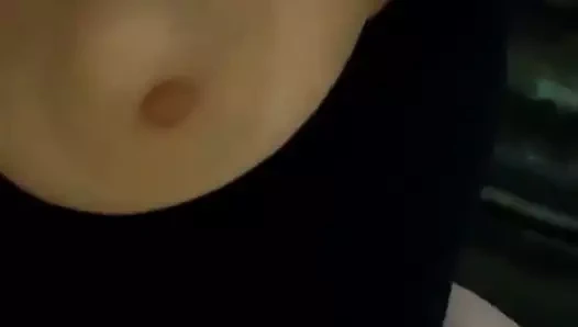 Büyük memeler ve yapay penis sikme