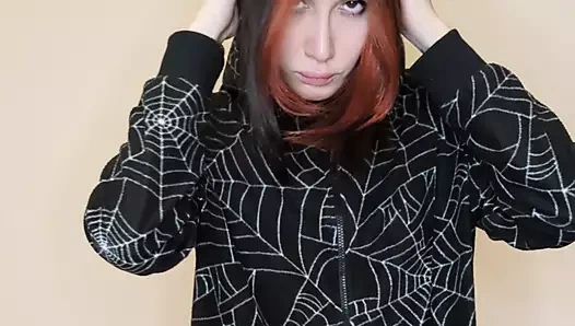 Örümcek trans kostümlü mastürbasyon yapıyor