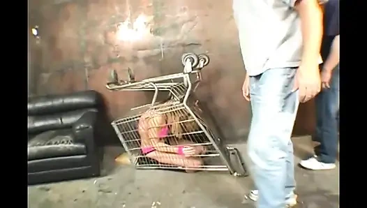 Edepsiz bir kaltak için sert grup seks!